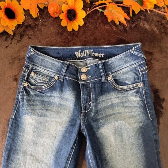 Wallflower Embellished Blue Jean Capri Size 7 - NWOT - Picture 2 of 13
